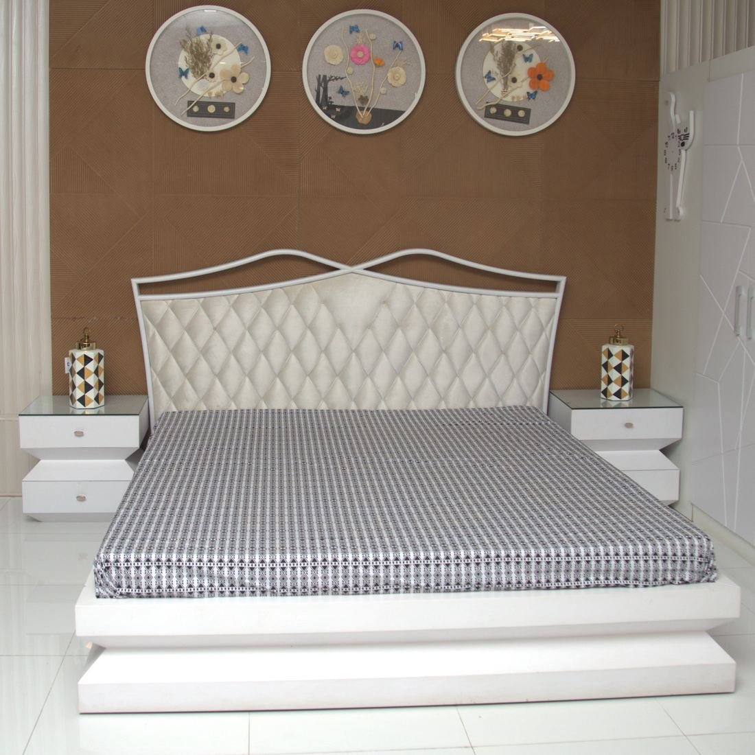 Leather Curv Bed photo 3